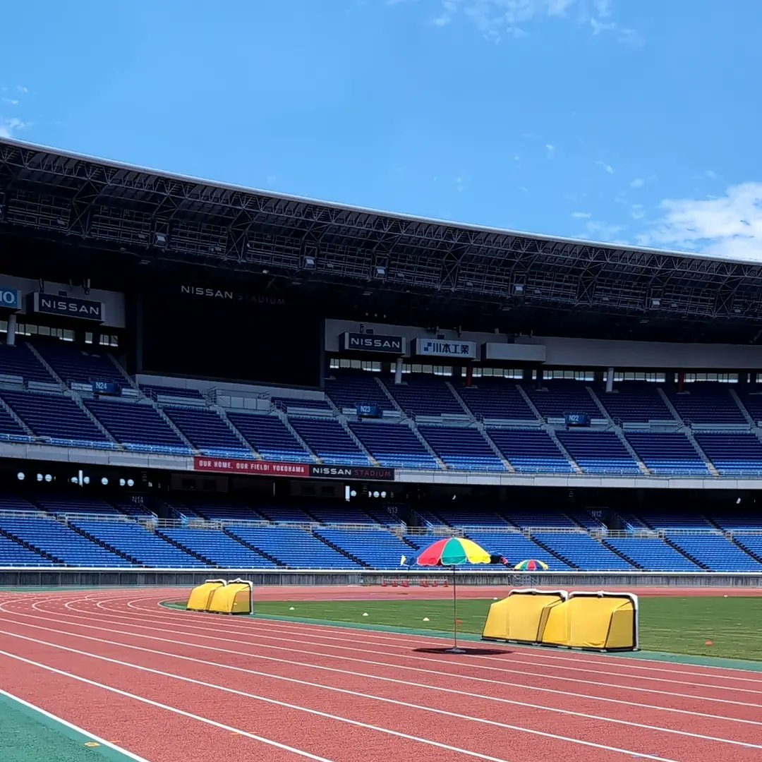 yuzulihipapa's tweet photo. 今日はキンダーさんの大会で日産スタジアムへ。
素晴らしい環境だったけど、とにかく暑い！！
ピッチレベルで40℃超えたため3試合が1試合に。
残念だけど英断だと思います。
選手達の安全第一！！
ピッチに向かう姿が可愛いのにカッコ良かった（笑）
良い思い出になったかな♪

#湘南レオーネ
#HIXLIX https://t.co/lCQ66Ntyw7