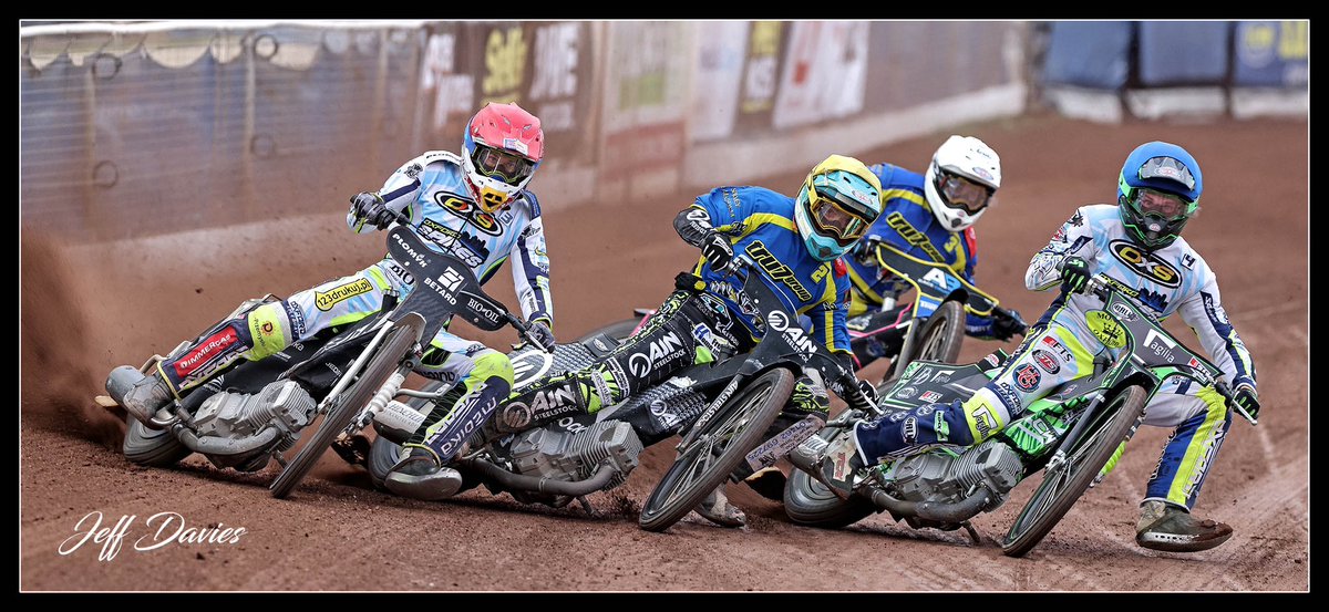 Finally got round to processing pictures from last Monday. Take a look at how close Lewi Kerr is to Charles Wright in the first image (bearing in mind Lewi has just come back from injury!). And they all managed to turn left and stay on their bikes. Great skill.