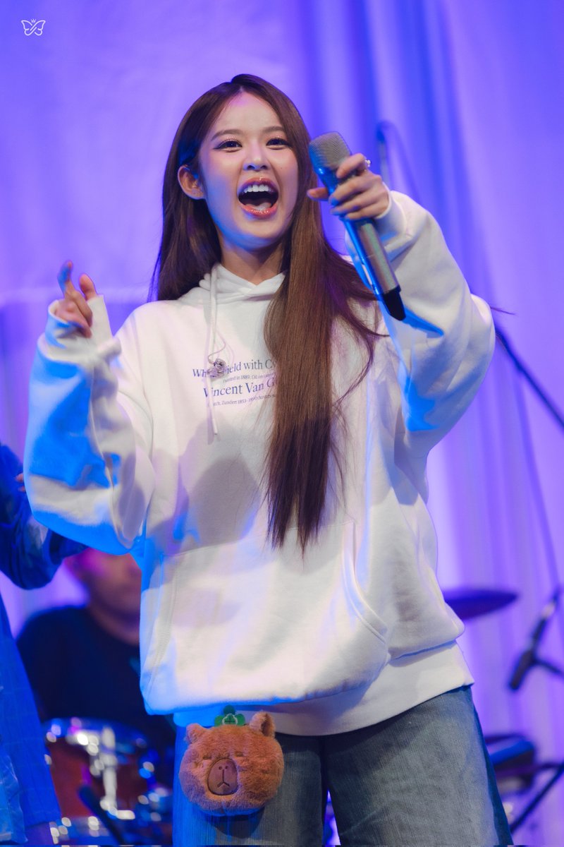 MOBYE_Fanbase's tweet photo. วันนี้มีแต่คนกรี๊ดลุคปื๊ด😂

#MOBYE
#MOBYE_DebutDay https://t.co/CfOpLC6scE