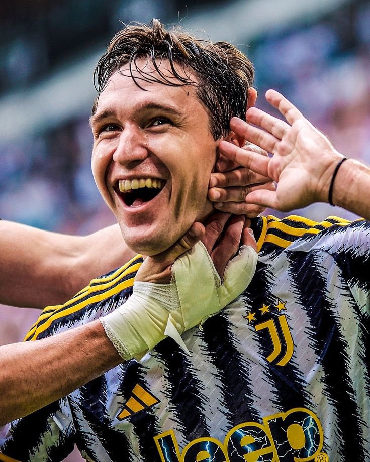 🚨🟡🔴Federico #Chiesa rimane la priorità della #ASRoma e di Daniele #DeRossi 

Non ci sono problemi nell’accordo tra i club ma, il nodo è lo stesso #Chiesa che prima di aprire alla #Roma starebbe aspettando qualche altro club che giochi la #ChampionsLeague 🧐✨