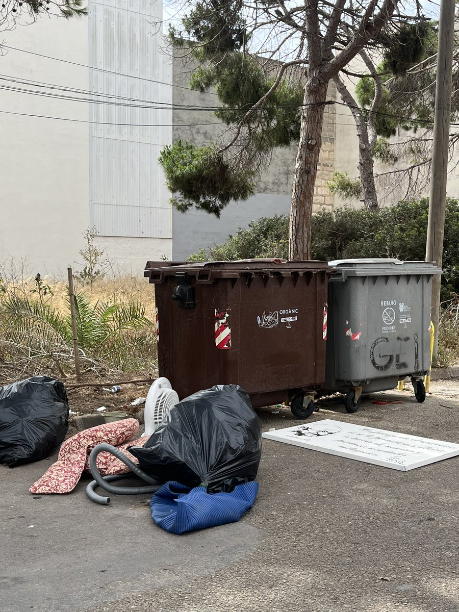 sebastiallodra's tweet photo. 🙌 La força de l’univers fluirà tot el que vulguis però el teu acte miraculós embruta el poble.
Ja ho va dir Gandhi: “Els fems dins el contenidor, a partir de les 20h. Els petits electrodomèstics, a la deixalleria mòbil. No hi ha tants de netejadors com incívics”.
#TuTries ♻️ https://t.co/chJ4kIyZA1
