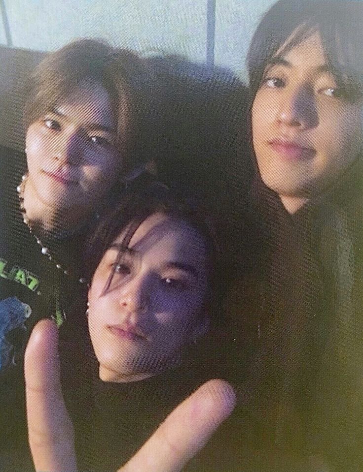vesbluve's tweet photo. act 300% https://t.co/1wlAu9QhTa