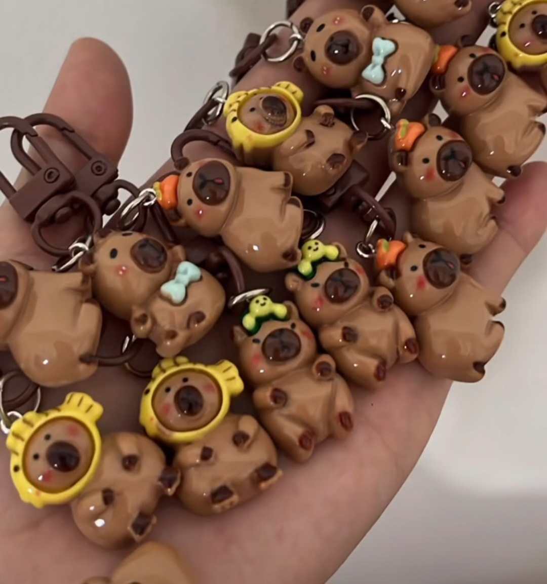 stuffsite's tweet photo. sells! guyss aku open keychains capybara gemoy kyk gini ada yg mau gaa? start from 8k🙌 https://t.co/BqkbYKowpP