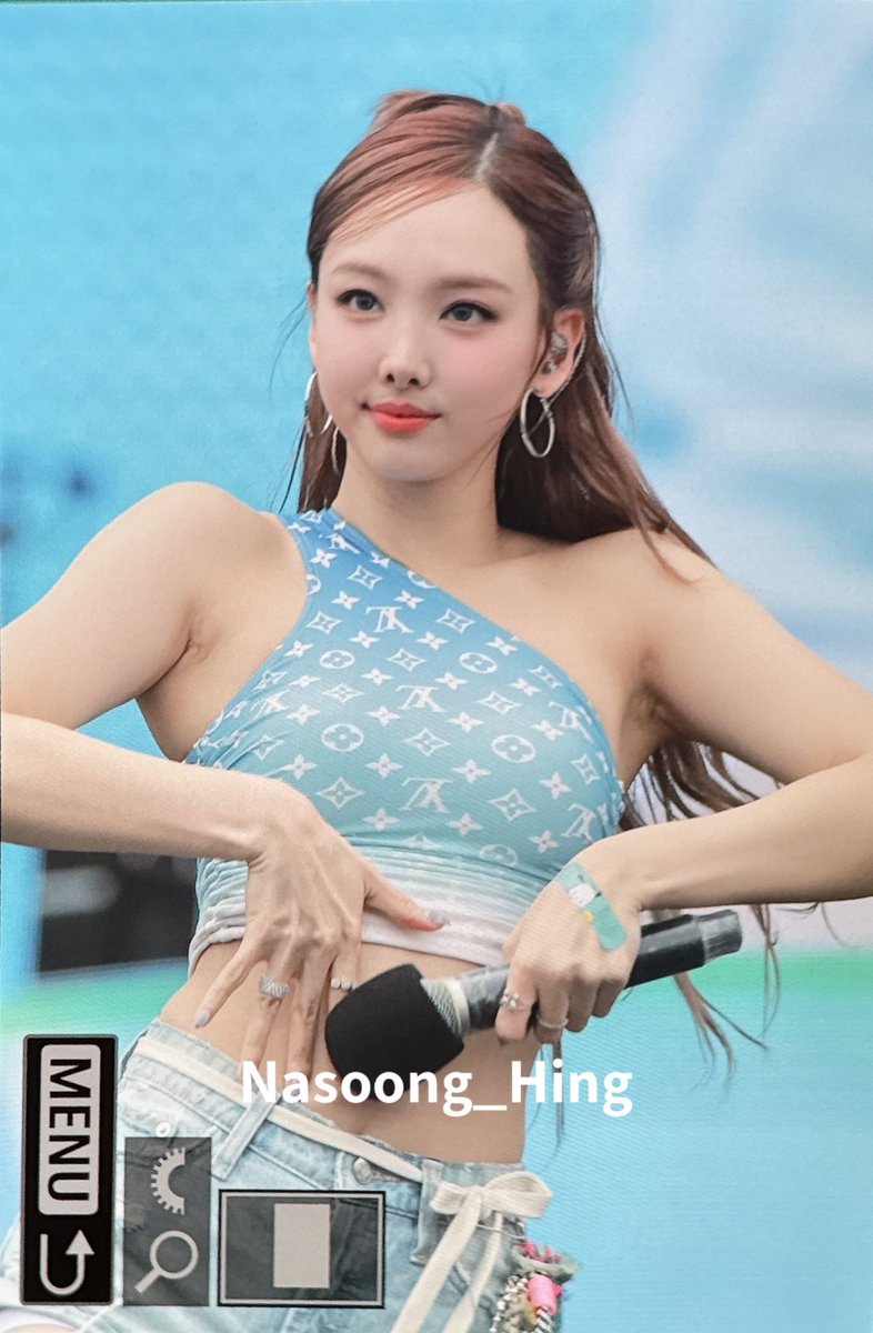 Nayeon. tweet media