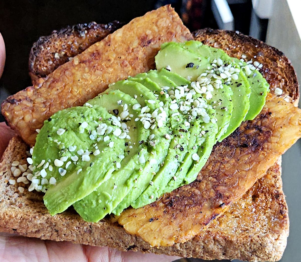 vegannutrition1's tweet image. High-protein Avocado Toast with tempeh bacon and hemp seeds. 🥑 😋 
#vegan #wfpb