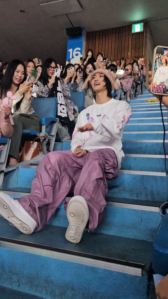 frogiks's tweet photo. he’s so pretty wtf https://t.co/Bz48LBIcfF