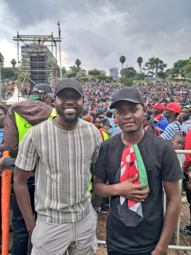 Live from Uhuru Park : Larry Madowo showed up !!!! This hero and son of the soil  is not appreciated enough ...let us give him 1k retweets and 3k likes so that he knows we are very grateful...#SabaSabaMarchForOurLives #ShujaazMemorialConcert