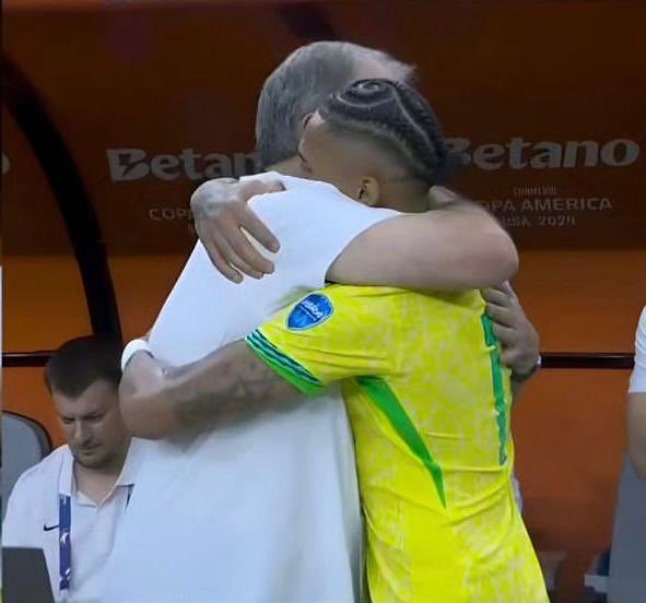 LUFCes's tweet photo. 😍 Marcelo 🫂 Raphinha 😍 https://t.co/ObfRlodF8l