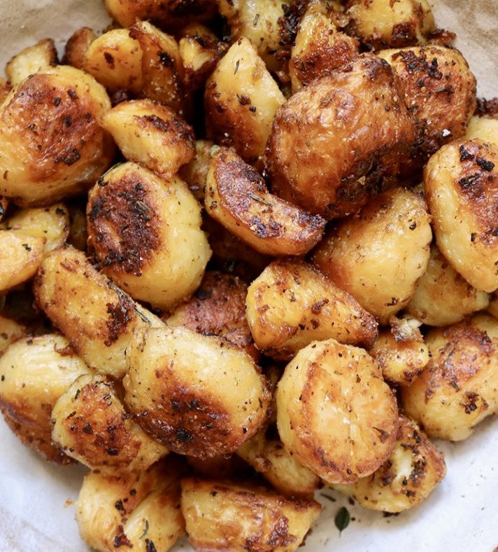 ChefsPass's tweet photo. You can’t mention Sunday roast and not include crunchy well seasoned roast potatoes cooked in beef dripping
( I always use Maris pipers or King Edward’s )
#marispipers #kingedwards #roastpotatoes #sundayroast https://t.co/LJOXn0741p