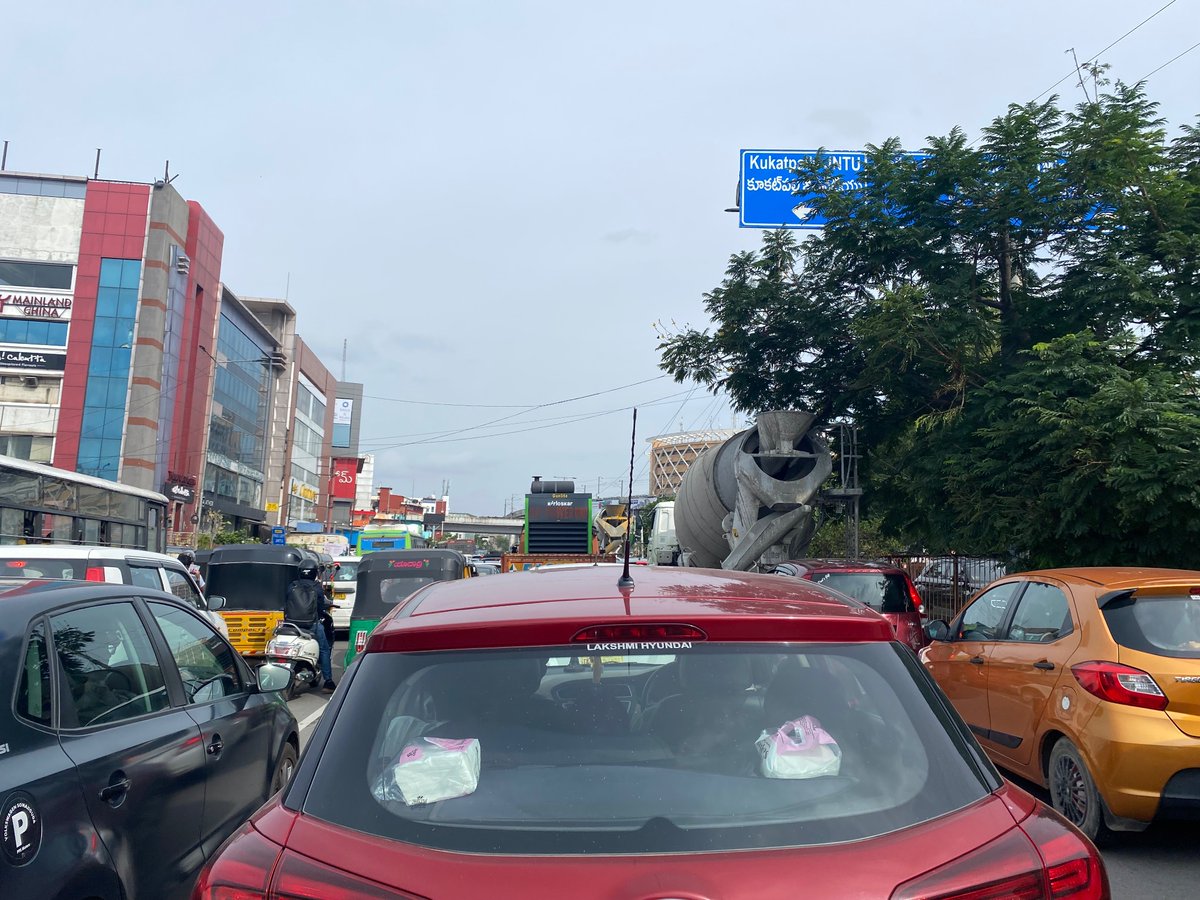 Sunday afternoon traffic at Hitech City. Never seen this before. We are literally running out of space. <a href="/Team_Road_Squad/">Team Road Squad🚦🚴‍♀️</a>, <a href="/HiHyderabad/">Hi Hyderabad</a>, <a href="/TopDriverIndia/">Naresh</a>