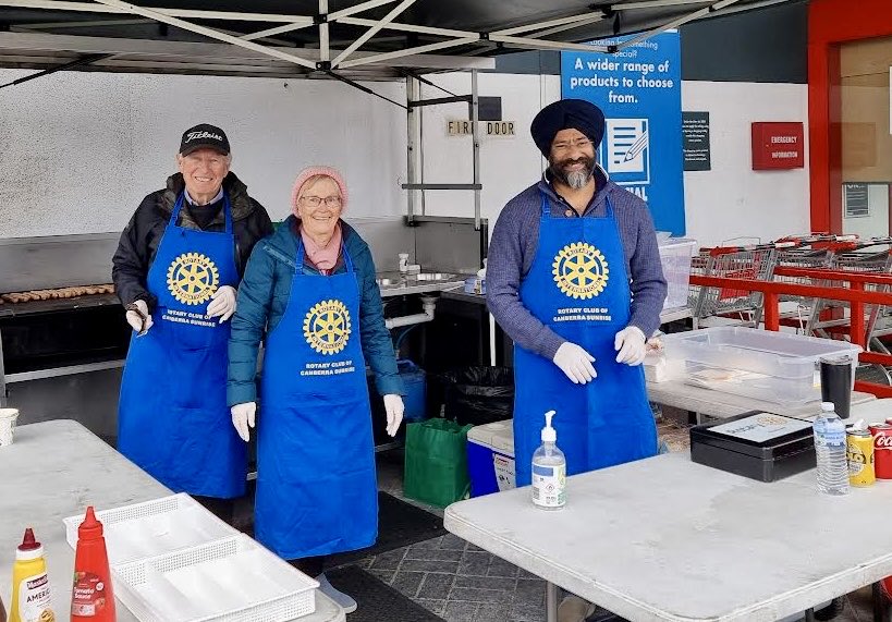 AmardeepACT's tweet photo. It was nice taking a break from the election campaign to contribute to the community through our Rotary Club’s sausage sizzle. Big shout out to everyone who joined to support such a fantastic cause!    #Rotaryinternational https://t.co/lNxkoYnxe9