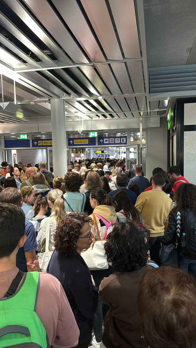 thabend0r's tweet photo. Everyone in the security zone of #nurnbergflughaven forced to leave and go through security again.. due to some security reason.. #noinformation https://t.co/wJt1ToocjC