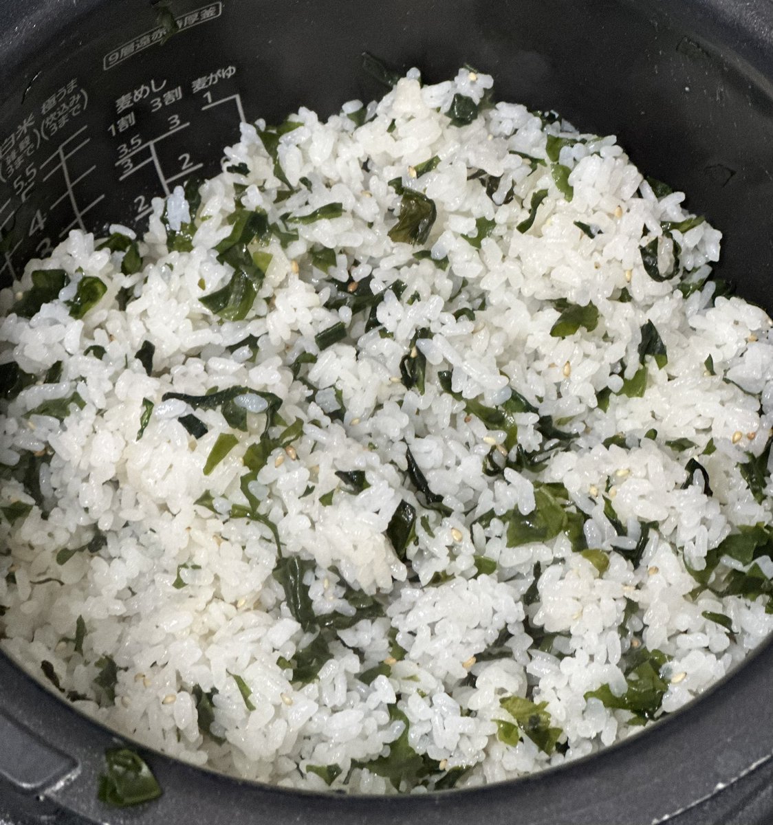 yuchaos_m's tweet photo. 大好きなわかめご飯がさらに大好きになる、、、

家族が『釜ごとたべたい！』と叫んでくれた大好評のわかめご飯レシピです... https://t.co/Rm1PMAilTk
