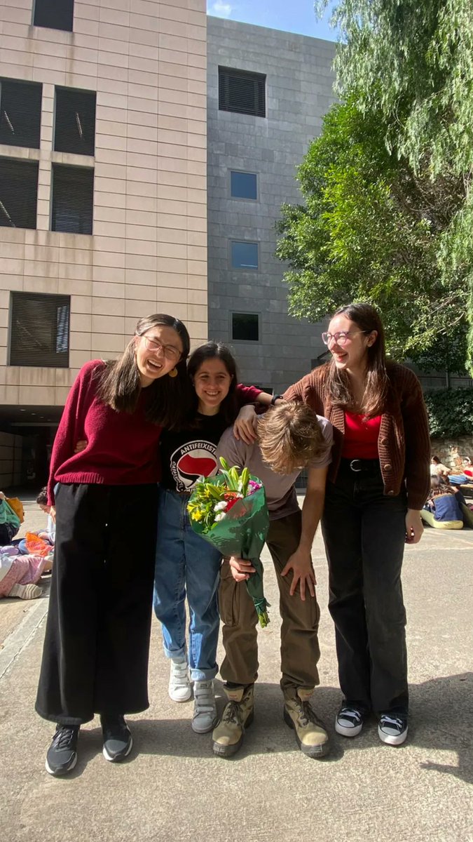 paula_299_'s tweet photo. No ho hauria pogut descriure millor que la Clàudia: "Ben bé que últimament la vida és una classe a filologia. I ja podria ser-ho sempre." 

M'acomiado d'aquest segon curs amb el cor farcit d'emocions, experiències, anècdotes i records ❤️‍🩹 https://t.co/pu7W4p3Fo7