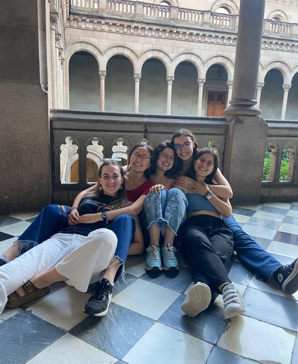 paula_299_'s tweet photo. No ho hauria pogut descriure millor que la Clàudia: "Ben bé que últimament la vida és una classe a filologia. I ja podria ser-ho sempre." 

M'acomiado d'aquest segon curs amb el cor farcit d'emocions, experiències, anècdotes i records ❤️‍🩹 https://t.co/pu7W4p3Fo7