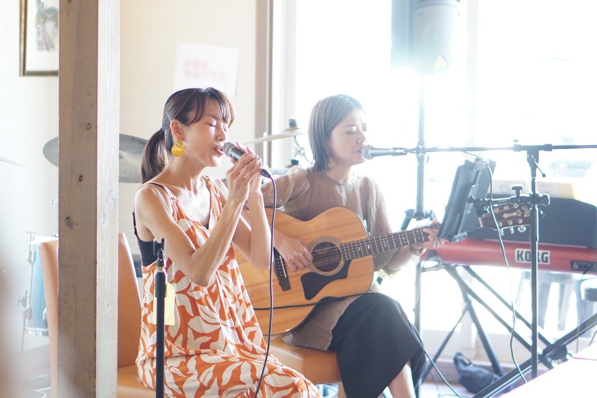 singernao54's tweet photo. 本日岡文吾商店にお集まりいただいた皆さま！命の危険を感じる暑さのなか本当にありがとうございました😭🙏
みんな無事に帰れたかな？
個人的には半年ぶりのライブ、自主企画は産後初👶ほんっとうに私一人では何も出来なくて、uhhさんとファーサイドのみんなが力を貸���てくれて実現できた今日でした。 https://t.co/d8ljtqNKEb