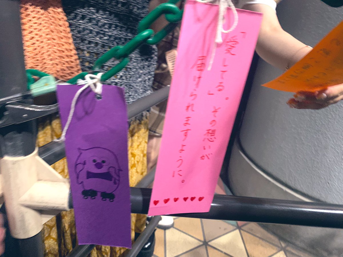 L129K914's tweet photo. キスマイ 東京 7/7

公演終えて外出たら…！20ゲート前の柱にコンサートに関わってくださったスタッフさんからの愛が…
#KisMyFt2_Synopsis https://t.co/qIUZ16n5Oa