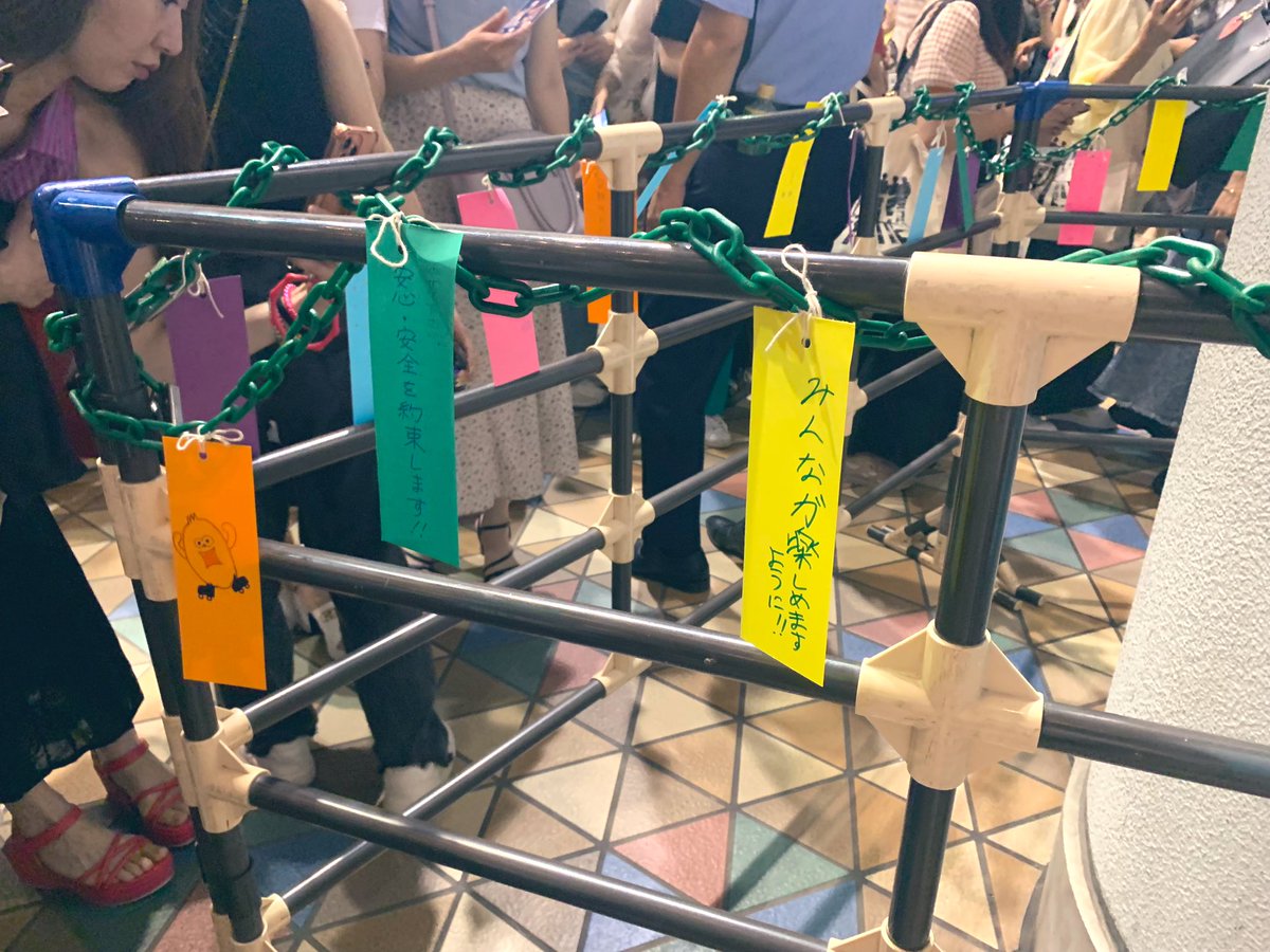 L129K914's tweet photo. キスマイ 東京 7/7

公演終えて外出たら…！20ゲート前の柱にコンサートに関わってくださったスタッフさんからの愛が…
#KisMyFt2_Synopsis https://t.co/qIUZ16n5Oa
