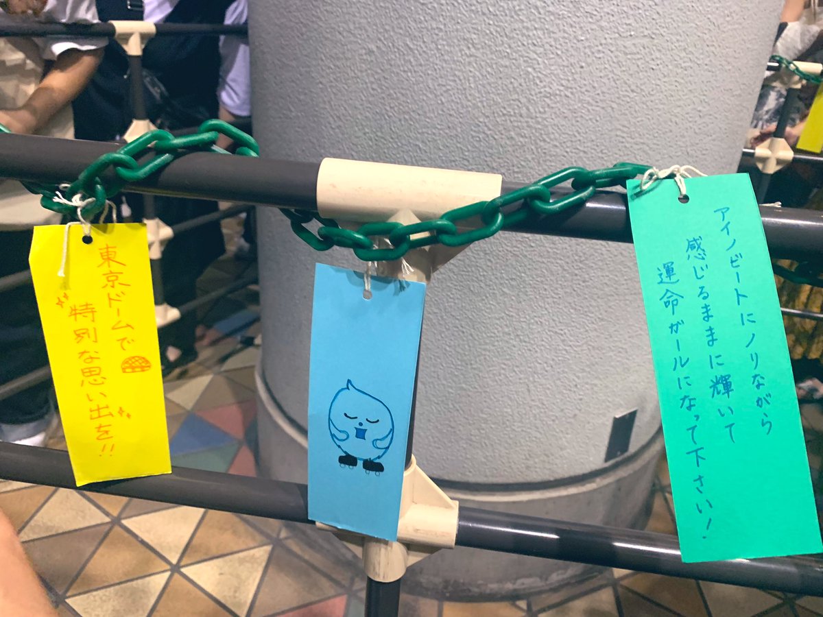 L129K914's tweet photo. キスマイ 東京 7/7

公演終えて外出たら…！20ゲート前の柱にコンサートに関わってくださったスタッフさんからの愛が…
#KisMyFt2_Synopsis https://t.co/qIUZ16n5Oa