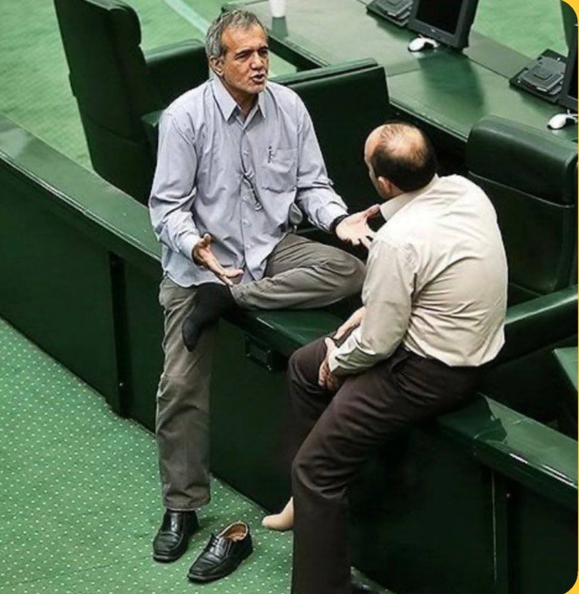 bijann's tweet photo. فقط به نحوه لباس پوشیدن و نشستنش  تو مجلس توجه کنید. اونوقت این مردک  را بعنوان رییس جمهور به ما قالب کردن. 
I rest my case. تمام.
#پزشکیان #انتخابات https://t.co/bN55CAEYhL