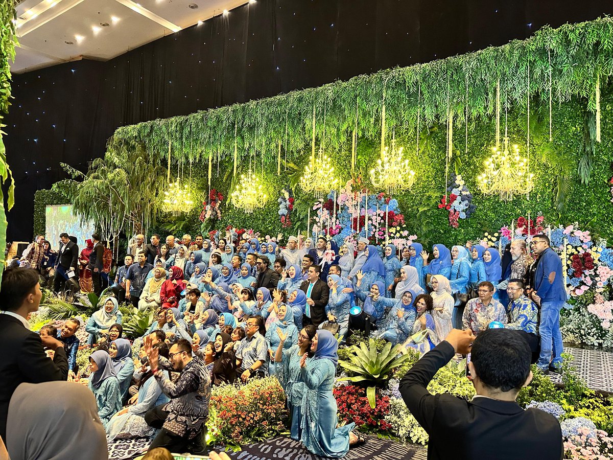 Fahrihamzah's tweet photo. Pekan lalu,
Kami menikahkan putra pertama. Foto keluarga besar dr sisi saya ini untuk merayakan hadits Nabi SAW,

"MENIKAH LAH DAN BERTAMBAH LAH karena aku akan membanggakan jumlah kalian yg banyak kelak di hari akhir ".

SELAMAT TAHUN BARU 1446 H.
Terima kasih atas segala doa🙏 https://t.co/ZKaONa1nTl
