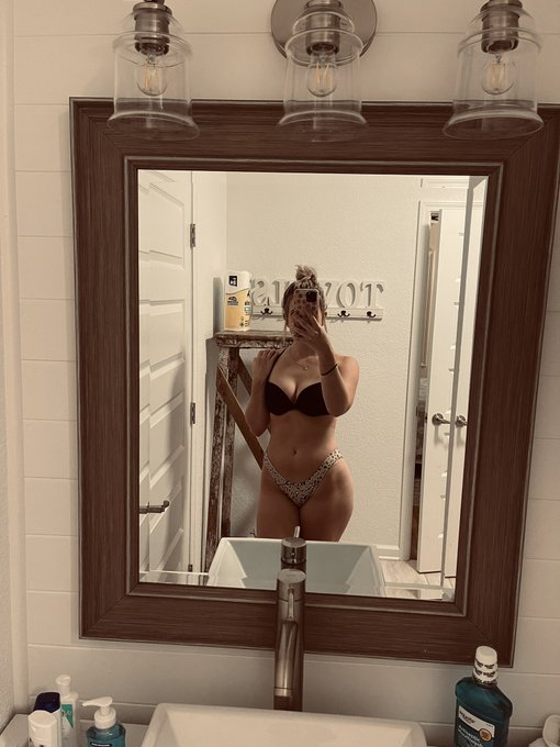 Watch ✩𝐁𝐚𝐢𝐥𝐞𝐲 𝐁𝐨𝐨𝐭𝐥𝐞𝐬✩'s leaked NSFW photo on TwXstars