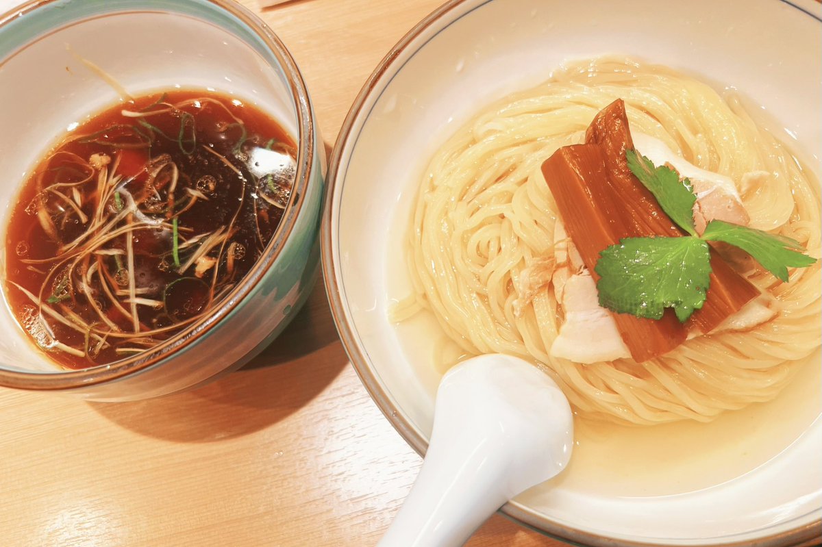 chi3ika21's tweet photo. 観劇前には念願の昆布水つけ麺を🍜
チャーシューが豚と鳥2種類、分厚めのメンマがめちゃくちゃ好み。
麺はタピオカ入りのプリプリもちもち、醤油スープが香ばしくて麺���絡む🤤
昆布水だけで麺食べても上品なとろみ感じて美味しい🫢
最後昆布水を割スープ替わりにして頂くスープが至高。
#らぁ麺くろ渦 https://t.co/GbYt6KYT8W