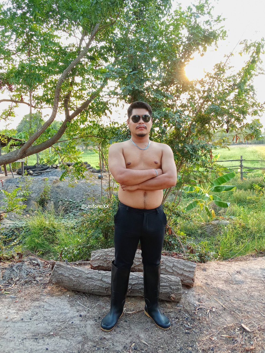 UniformXX's tweet photo. เห็นน้องตัวสั่นนึกว่าหนาว 🥶
อ๋อป่าวน้องอยากได้พี่เป็นผัว 😆
#ชอบบูทยาง #รองเท้าบูทยาง https://t.co/ekL4ffZO5x