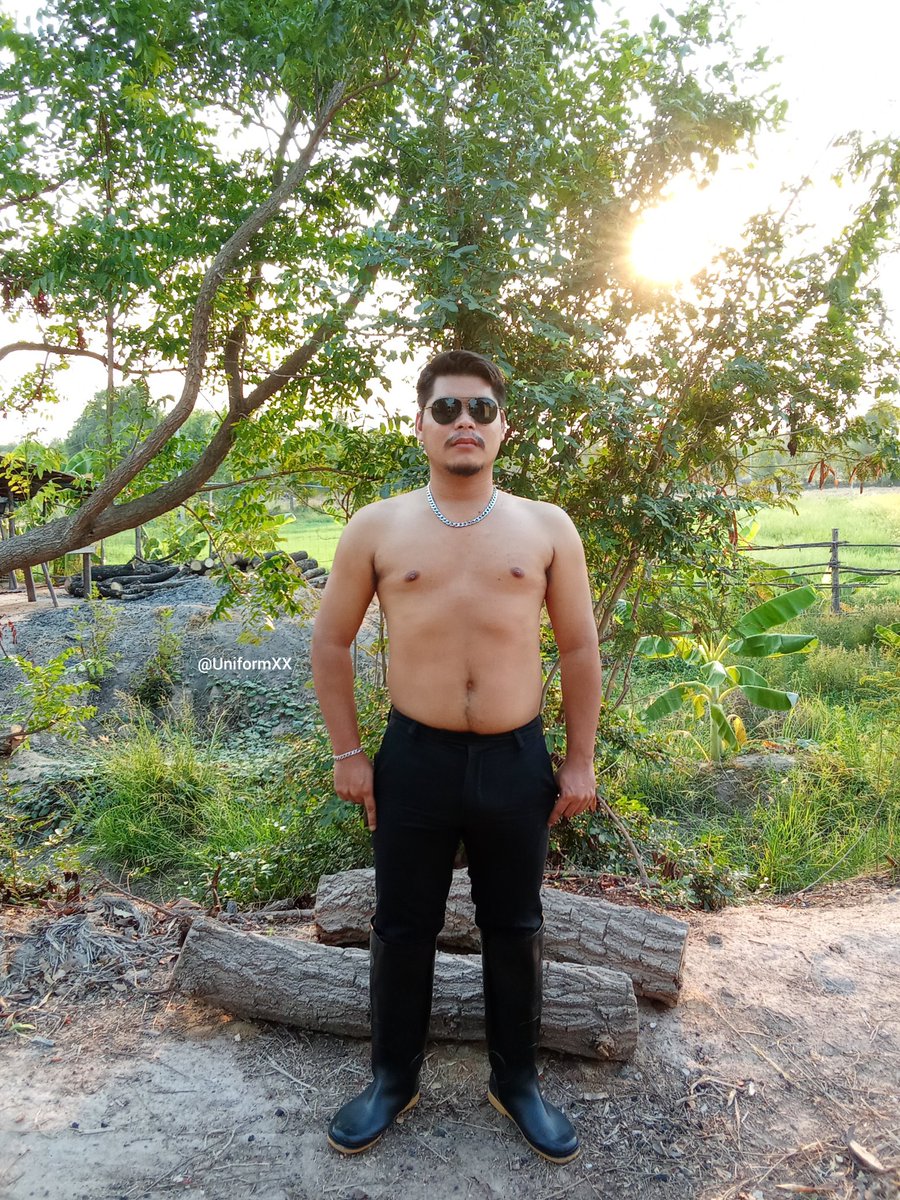 UniformXX's tweet photo. เห็นน้องตัวสั่นนึกว่าหนาว 🥶
อ๋อป่าวน้องอยากได้พี่เป็นผัว 😆
#ชอบบูทยาง #รองเท้าบูทยาง https://t.co/ekL4ffZO5x