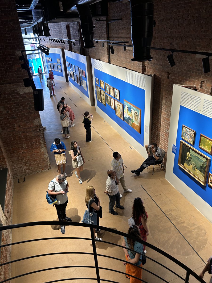 İstiklal Caddesi'ndeki Casa Botter'de Nuri İyem sergisi var.

Resimleri haricinde kitapları, kıyafetleri ve boya malzemeleri de getirilmiş.