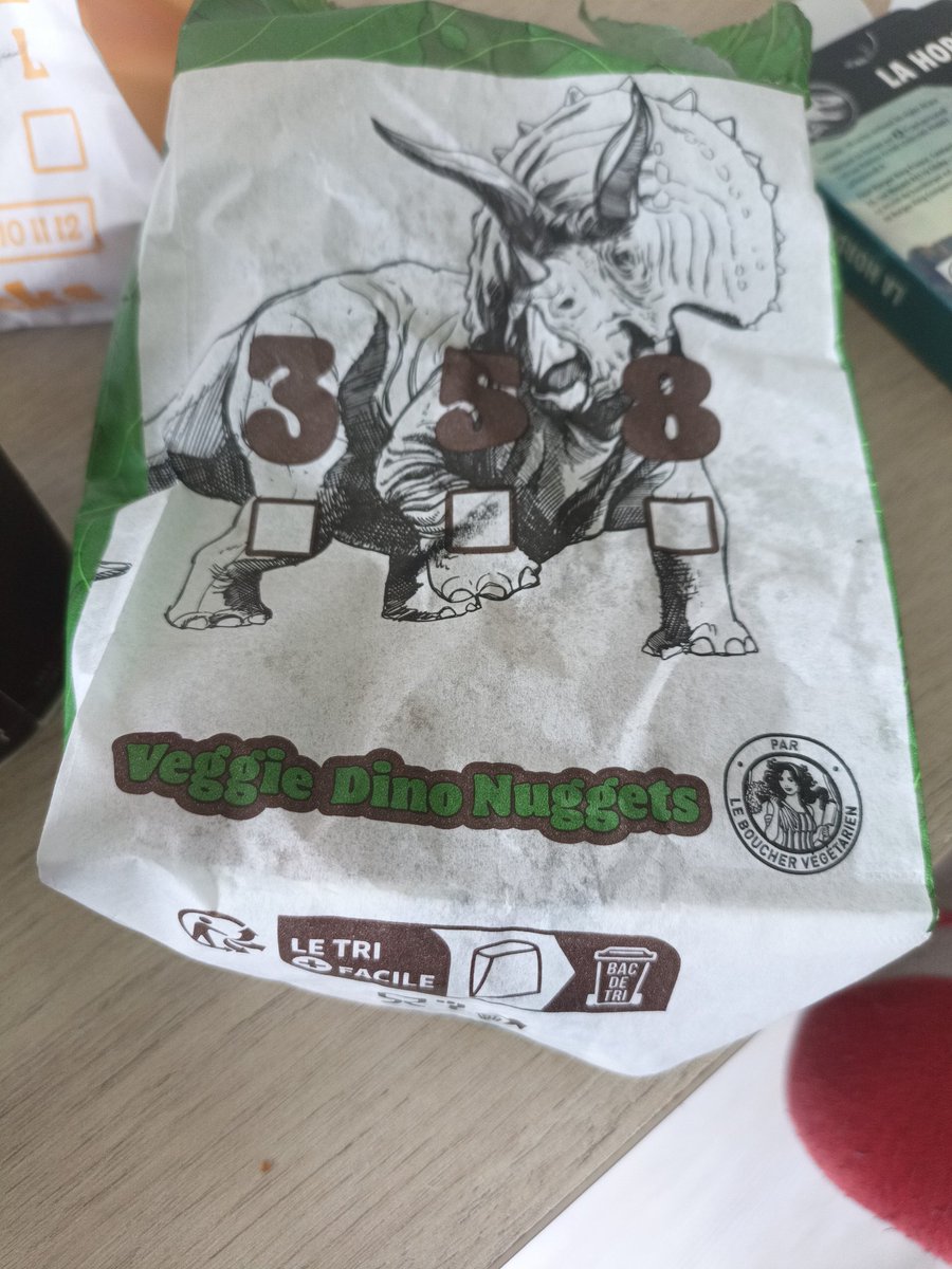 mourgue_dorian's tweet photo. Bonjour @BurgerKingFR,

Pourquoi ne pas avoir profité de cette occasion pour les appeler "dinoggets" ça sonne vachement bien.

Cordialement 
Un fan des dinuggets (oui j ai pas encore décidé de l ortographe) https://t.co/RW4YlmjUMO