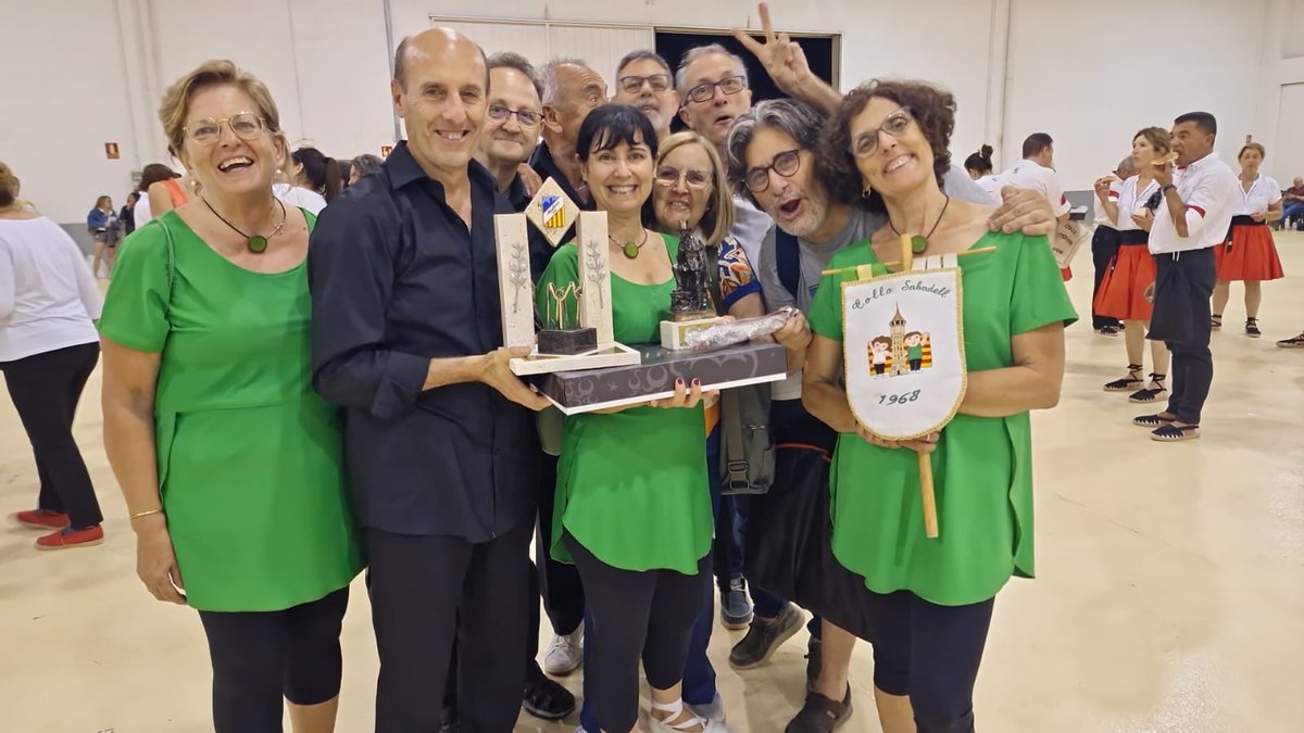 CollaSabadell's tweet photo. Fantàstic resultat de la Gran Taca Verda a Vic concurs vàlid per el Campionat Territorial Barcelona Comarques Veterà, guanyem el concurs I resolem la sardana revessa @sbdcultura @somsardana @UCS1958 https://t.co/ubl8xG9Bp0