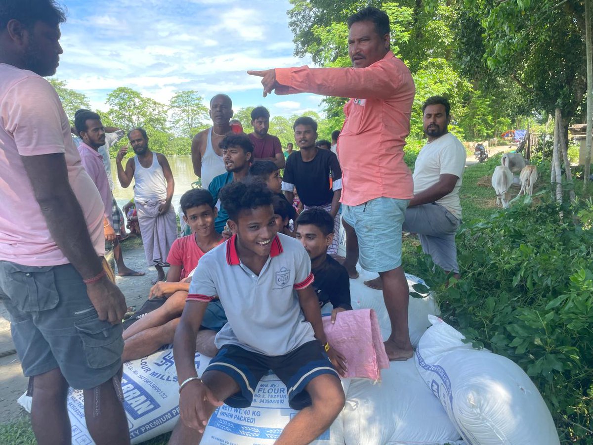 DCSonitpur's tweet image. #FloodReliefEfforts I Glimpses of #cattlefeed distribution done today at various flood affected areas under Sonitpur district.

#FloodRelief #sonitpurdistrict