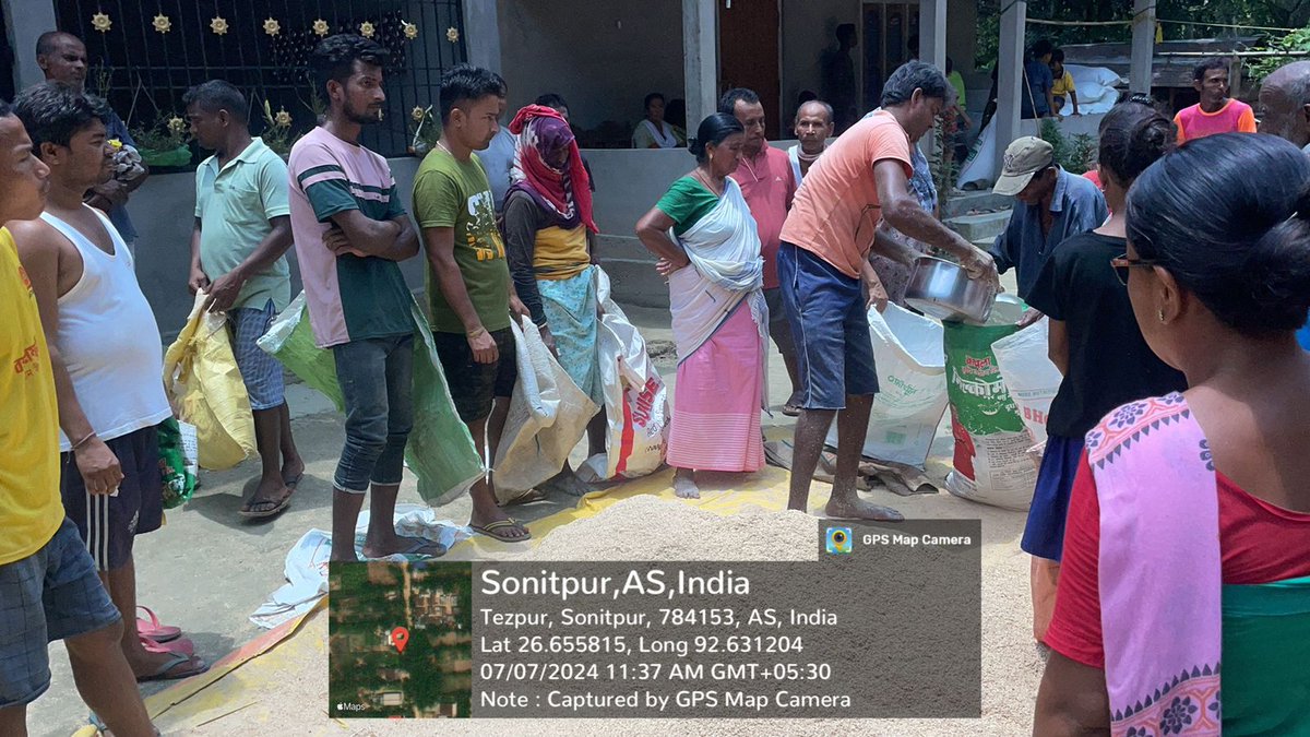 DCSonitpur's tweet image. #FloodReliefEfforts I Glimpses of #cattlefeed distribution done today at various flood affected areas under Sonitpur district.

#FloodRelief #sonitpurdistrict