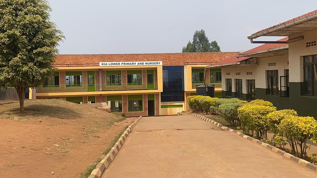 BPlusTvRwanda's tweet photo. Kuri uyu wa Mbere, hirya no hino mu Gihugu hateganyijwe gutangizwa ibizamini bya Leta bisoza amashuri abanza, bizitabirwa n’abasaga ibihumbi 202 barimo abahungu ibihumbi 91  n’abakobwa basaga ibihumbi 111. https://t.co/K6ZzNQey8F