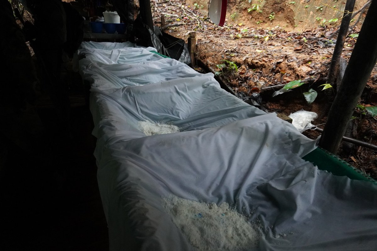 Wilson_Suaza_'s tweet photo. 🚨SE CAMBIÓ LA CÚPULA DE LAS FUERZAS ARMADAS EN COLOMBIA, Y COMENZARON A CAER CAPOS Y TONELADAS DE COCAINA.

¿NO LES PARECE EXTRAÑO QUE ESTOS GOLPES NO TENGAN REPLICA NI DIFUSIÓN DE LA OPOSICIÓN?...

Dale RT 🔄 🙏 https://t.co/bXNUKY6v3N