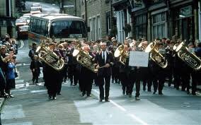 Smedley2013's tweet photo. Nowt says Yorkshire more than a FREE brass band March and hymn contest!!
🎺🥁🎵… it’s not @GrimethorpeBand but 18 other bands taking part in #Brighouse
#Yorkshire #BrassedOff #BandContest https://t.co/OG3v7fl0XV