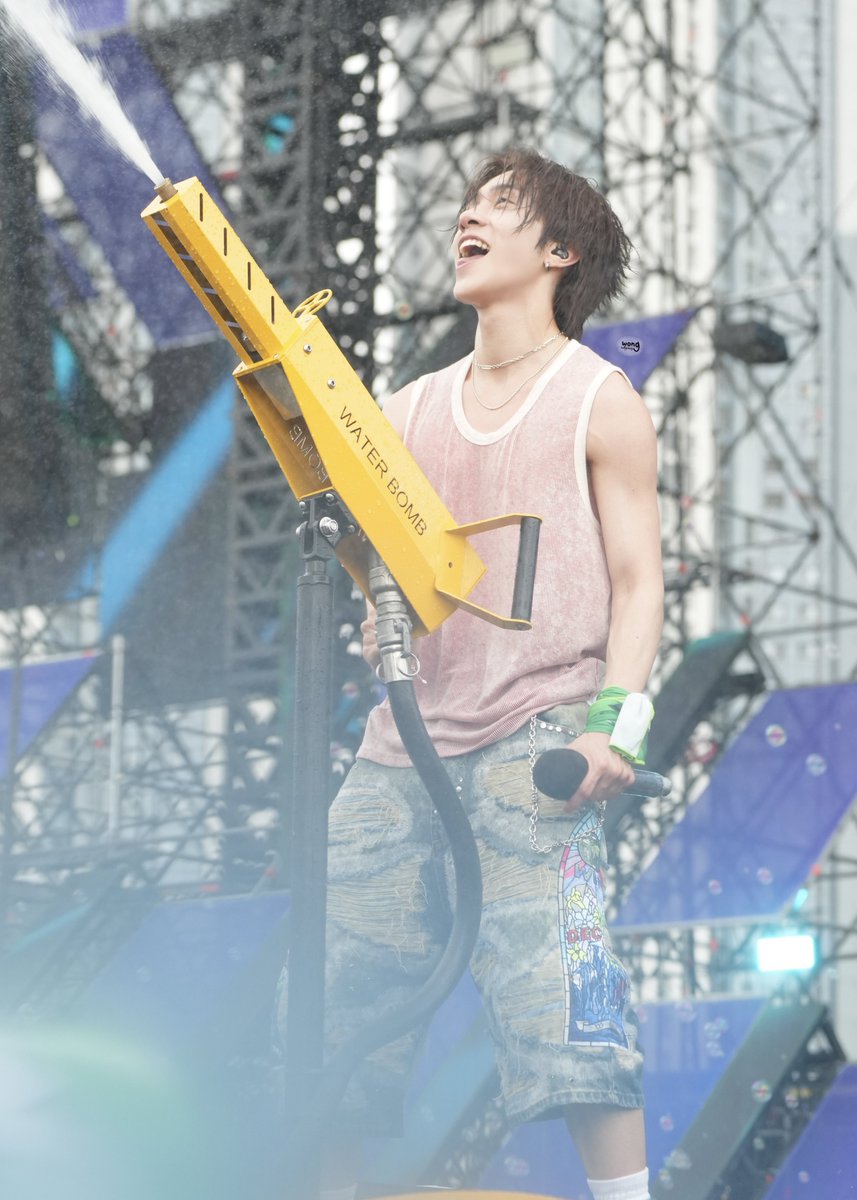 wong_benignboy's tweet photo. 2024.JUL.07
Waterbomb in Seoul

Boy with his toy 

#HENDERY #黄冠亨 #헨드리 
#威神V #WayV #WeiShenV https://t.co/oYHLMaOROk