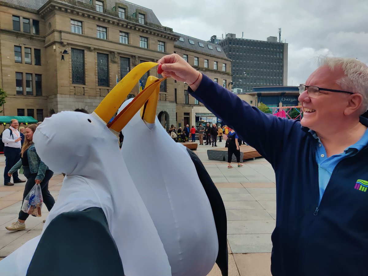 jonathanbsnape's tweet photo. Even the seagulls enjoyed Glen Eden raspberries at the @DundeeCouncil #FoodFestival!! #raspberries, #GlenEden, @JamesHuttonLtd @JamesHuttonInst @dundeecity https://t.co/RNa039QLFh