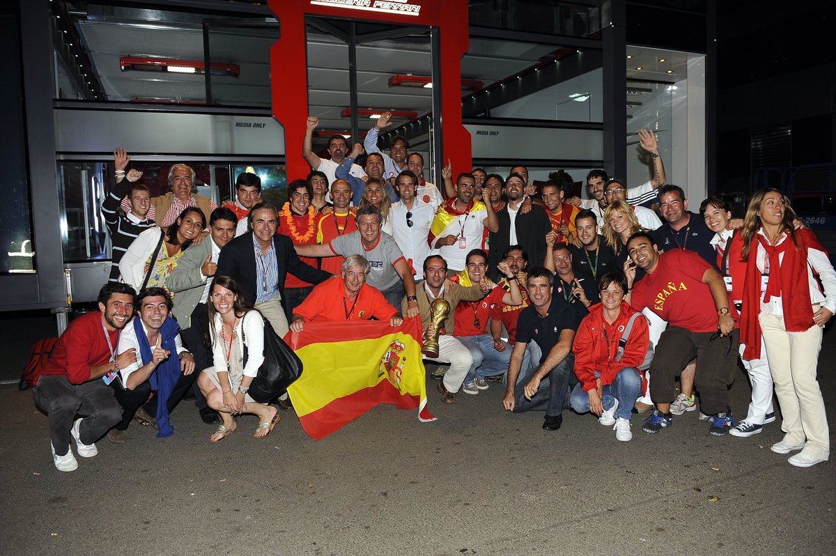 Recuerdo de Silverstone 2010… Unos españoles locos celebrando la victoria de España en el Mundial de Sudáfrica. Con el gol de Iniesta se rozó la tragedia. Saltamos tanto que los soportes del hospitality de Ferrari se doblaron. Aguantó el piso, pero de milagro. Qué jóvenes éramos