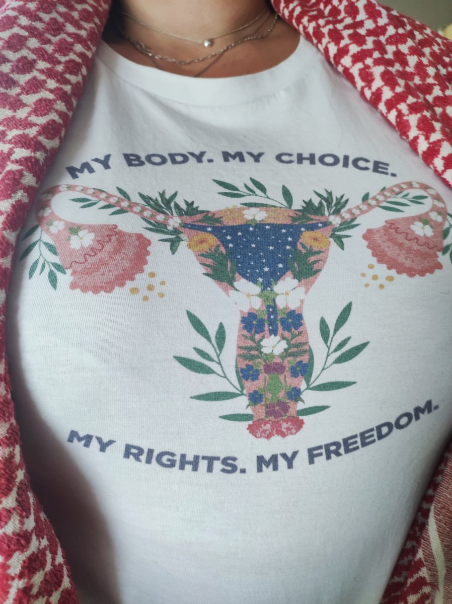 maiyion's tweet photo. Elle est pas trop belle ma tenue pour aller voter aux #ElectionsLegislatives2024 dans un bureau où le RN était en tête au 1er tour ?
#NFP ✊🏻💜 https://t.co/HquotIXaGX