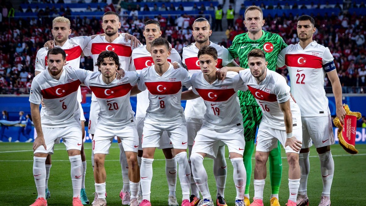 nedenttoldu's tweet photo. Erdoğan: "Yerli futbolcularımızın önünü açmak lazım. Çok fazla yabancının olmasını milli futbolumuz için doğru bulmuyorum. Yoksa futbolcu nasıl yetişecek?" https://t.co/Ika0nl9Oe9