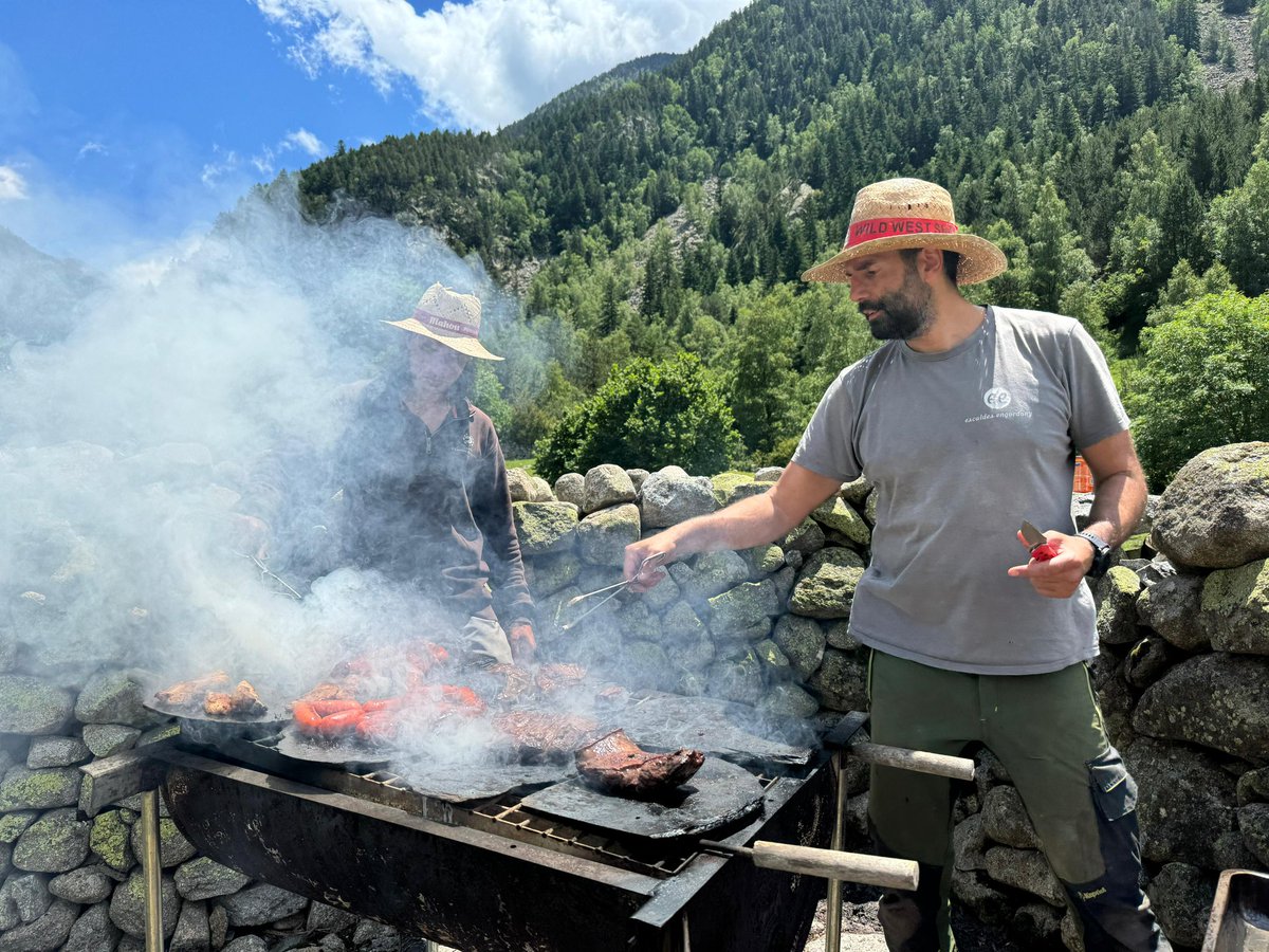 comuee's tweet photo. ☀️ Gairebé un centenar de persones han gaudit de la 3a Festa de Ràmio!

🎉 Via ferrada, senderisme, visita guiada, botifarrada, música i molt més!

#EscaldesEngordany #Andorra #Ramio #Senderime #ViaFerrada https://t.co/xjtC1MQeXy