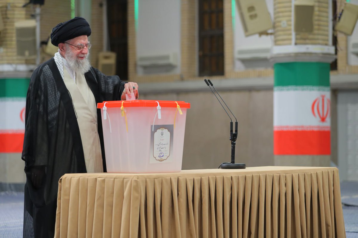 M_gorji2's tweet photo. والا ��ن که برانداز دو آتیشه بودم و راهم رو عوض کردم و با علم و نه از روی احساسات طرفدار رهبرم شدم ، به ایشون اعتماد و اعتقاد کامل دارم و کسی رو دلسوز تر از ایشون نسبت به این مردم و مملکت نمی‌دونم !
البته معصوم نیستن ایشون 
واسه همین کاسه داغ تر از آش نمیشم!
اما یه سری هستن که... https://t.co/IiN4WARfBh