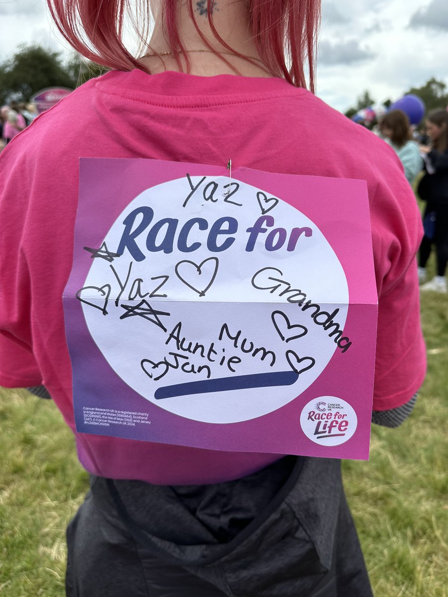 nafeesa_12's tweet photo. We did it @GemmaKettridge #CancerResearch #5k https://t.co/oY4bJ63SXX