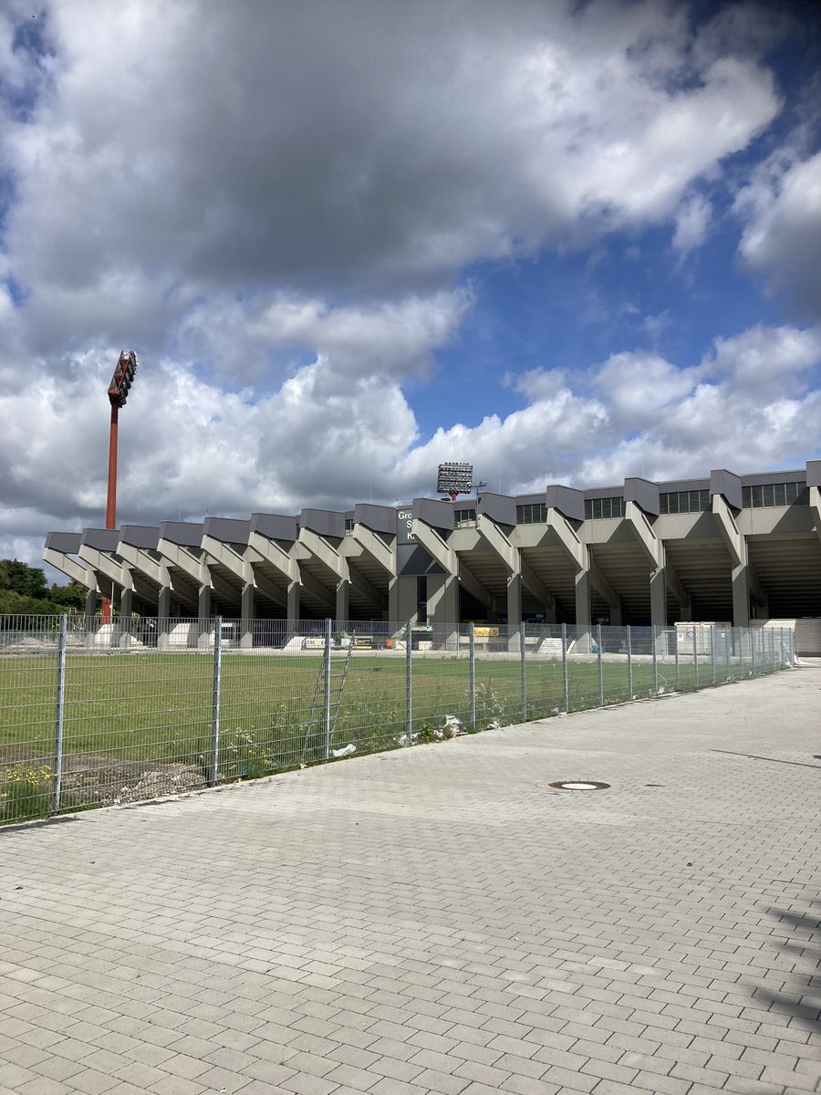 Na gisteren de 1/4 finale tussen 🏴󠁧󠁢󠁥󠁮󠁧󠁿 en  🇨🇭 in de #MerkurSpielArena in Düsseldorf te hebben bijgewoond, vandaag nog even een ‘echt’ stadion gevinkt: het prachtige Grotenburg Stadion van het sportief ver afgezakte <a href="/KFC_Uerdingen/">KFC Uerdingen 05</a>.