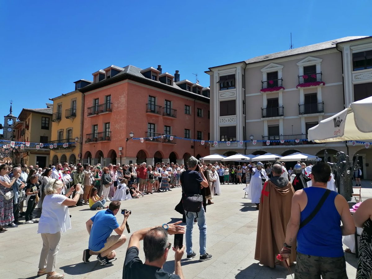 AytoPonferrada's tweet photo. La plaza de la Encina acogió el Juicio Templario, organizado por la Asociación de Caballeros Bergidum Templi.⚔️
El teniente de alcalde y concejal de #Turismo, Iván Alonso, acudió a la celebración de este nuevo acto que se incorpora al amplio programa de la Noche Templaria.👏🏻 https://t.co/O8bJh32QZ0