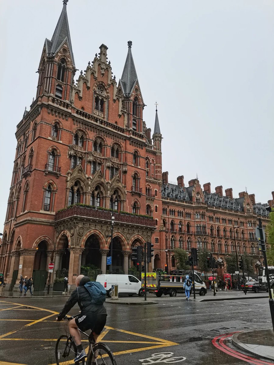 AbbieCoxx's tweet photo. The smell of rain is the best, don't you think?💧🌧 https://t.co/uUOW3Jsj9D