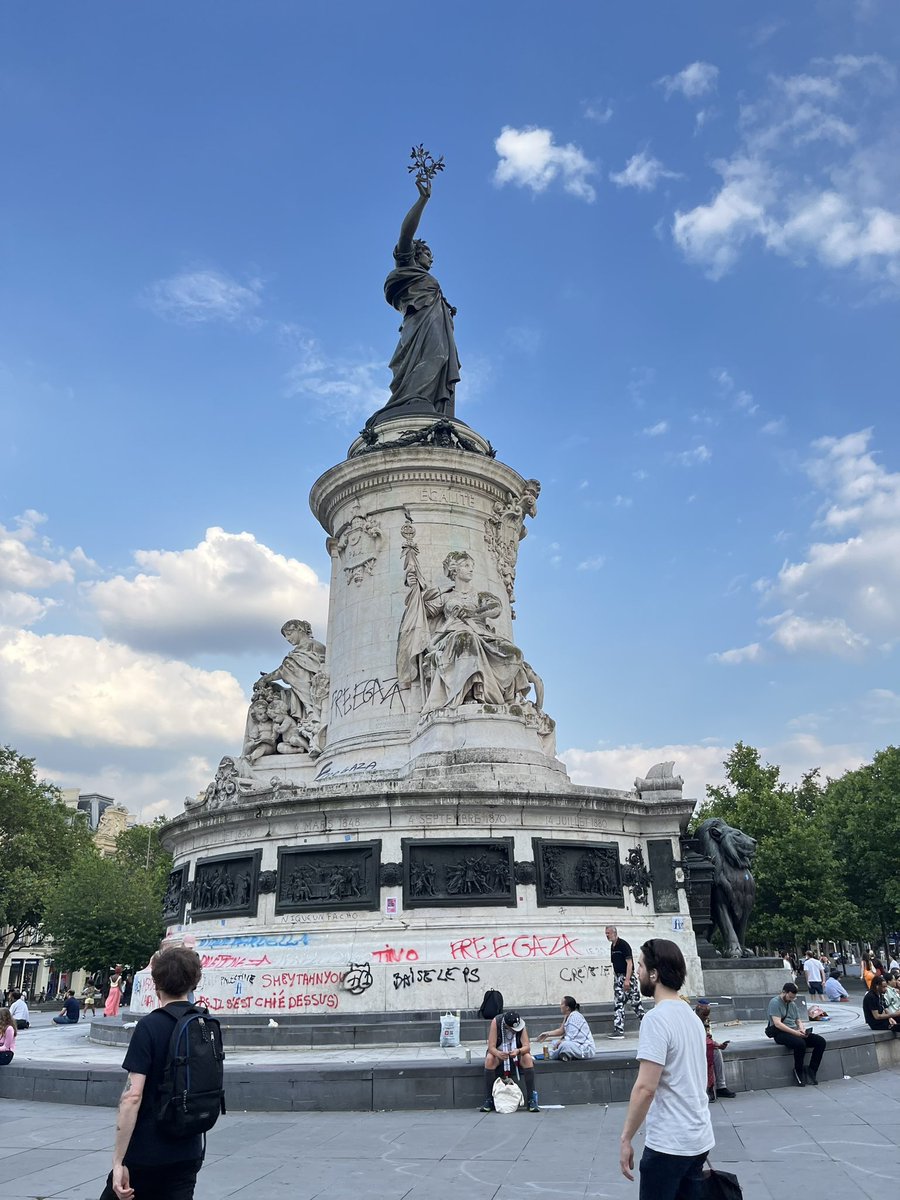 Blossier's tweet photo. @regelegorila Magnifique ce combat contre le fascisme… https://t.co/uiRImDNJG2