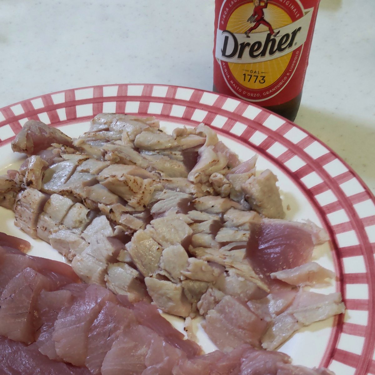 ふるさと納税でいただいたマグロを家で刺身&amp;炙りで🐟 最初に合わせた🍺のはイタリアのドレハー。さっぱりした味なので、日本の刺身にも良い感じで合う🔥……けれど、結局は日本酒に戻りました💦

#ふるさと納税
#マグロ
#刺身
#炙り
#ドレハー
#drehar
#イタリア